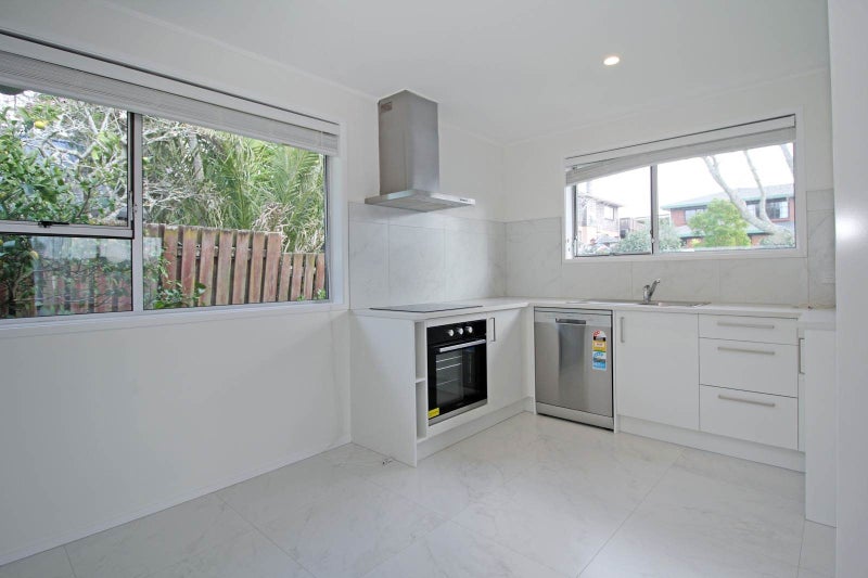 1/4 Aylmer Court, Eastern Beach, Auckland - Carousel 2