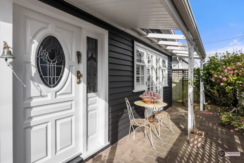 12 Collins Street, Petone, Lower Hutt - Carousel 1