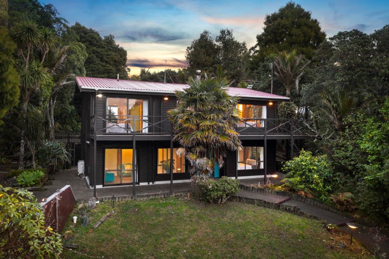 554 Scenic Drive, Waiatarua, Auckland - Carousel 2