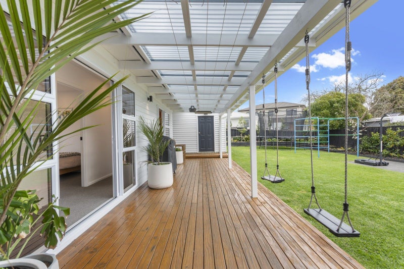 4 Bayside Avenue, Te Atatu Peninsula, Auckland - Carousel 1