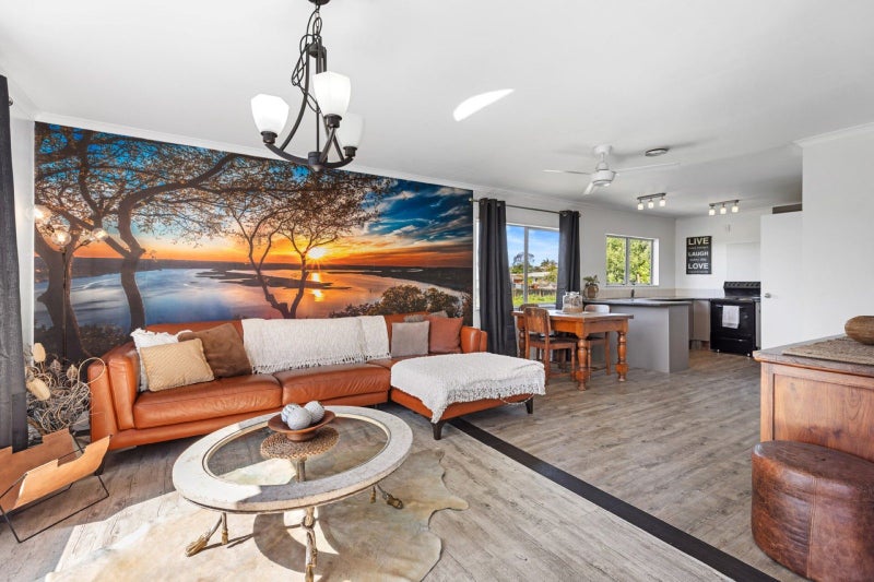 8 Kelvin Way, Judea, Tauranga - Carousel 1