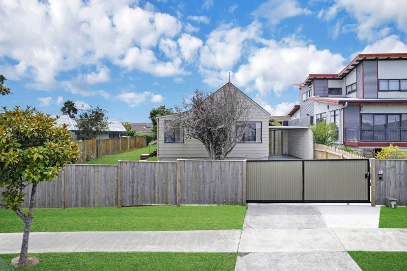 18 Greenstone Place, Clover Park, Auckland - Carousel 1