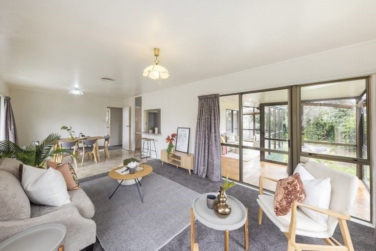 14 Meadowbrook Drive, Cloverlea, Palmerston North - Carousel 2