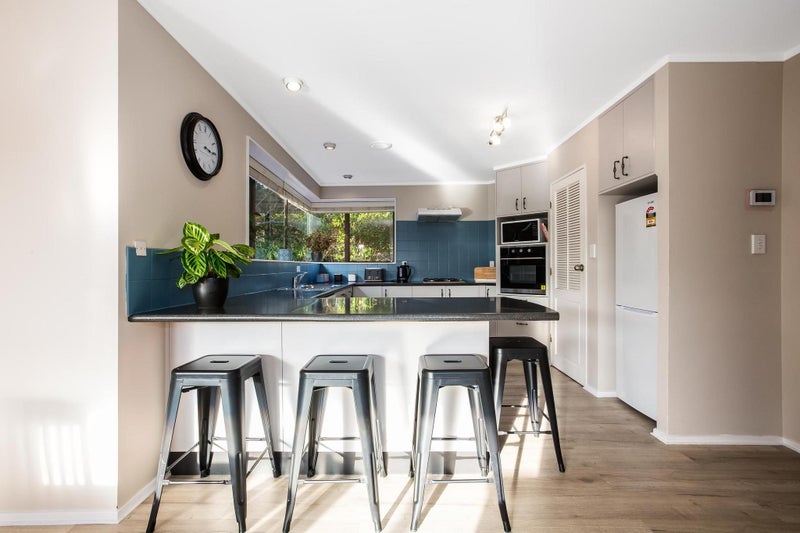 8 Eclipse Lane, Whitby, Porirua - Carousel 1