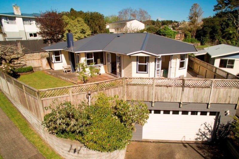 5 Kendal Place, Merrilands, New Plymouth - Carousel 1