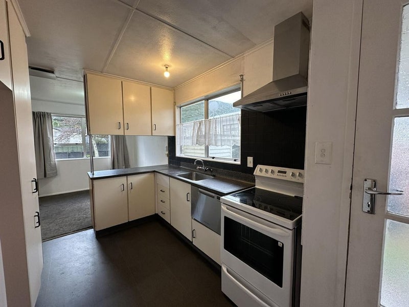 2 Wyoming Grove, Totara Park, Upper Hutt - Carousel 2