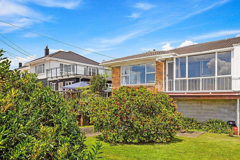 8 Hillary Heights Avenue, Glendene, Auckland - Carousel 1