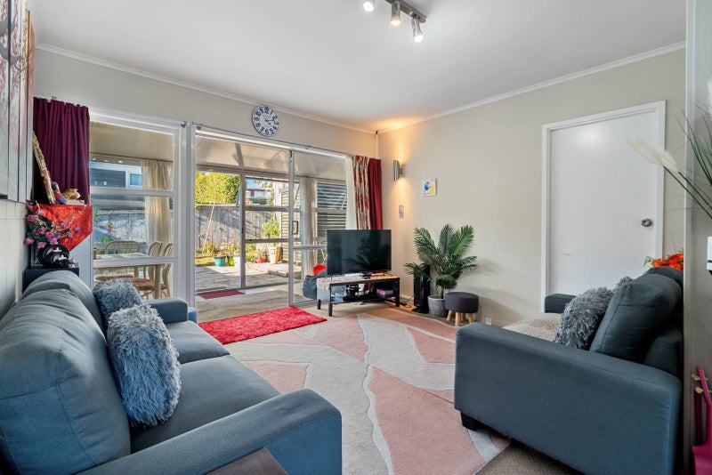 2/14 Commodore Drive, Lynfield, Auckland - Carousel 2