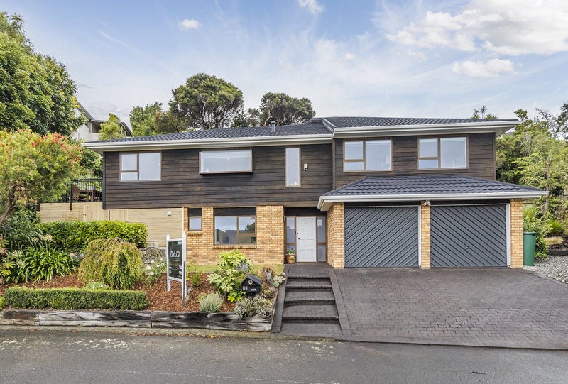11 Eclipse Lane, Whitby, Porirua - Carousel 1