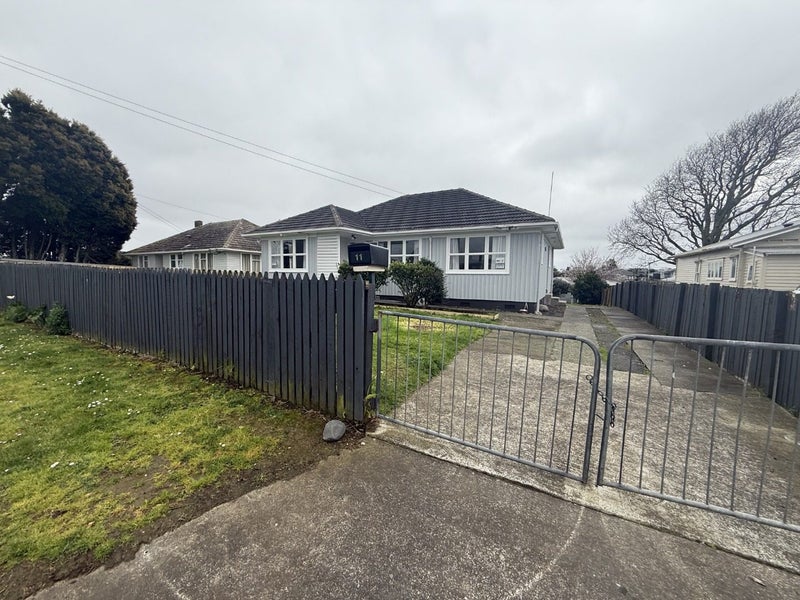 11 Hooks Road, Manurewa, Auckland - Carousel 1