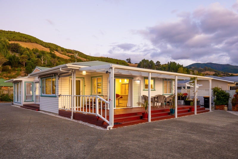 10 North Road, The Wood, Nelson - Carousel 1