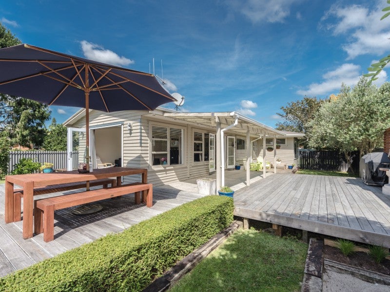 22 Garnett Avenue, Forest Lake, Hamilton - Carousel 1