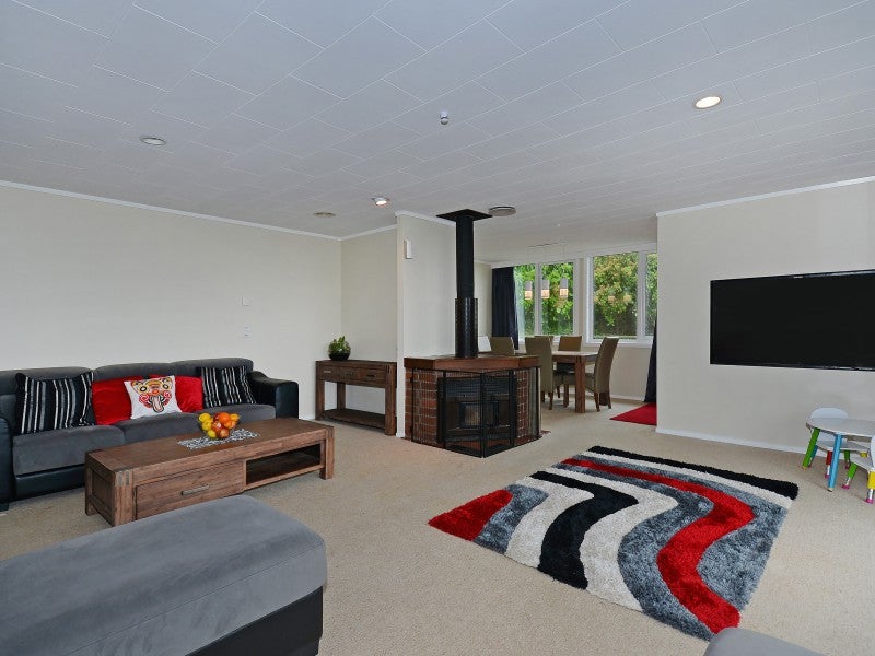 14 Wilson Grove, Normandale, Lower Hutt - Carousel 2