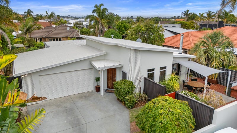 12 Paua Cove, Papamoa Beach, Papamoa - Carousel 1