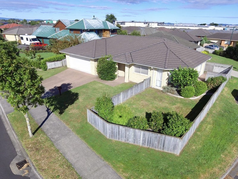 21 Parkside Drive, Huntington, Hamilton - Carousel 1