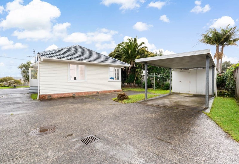 4 Kirrie Avenue, Te Atatu South, Auckland - Carousel 1