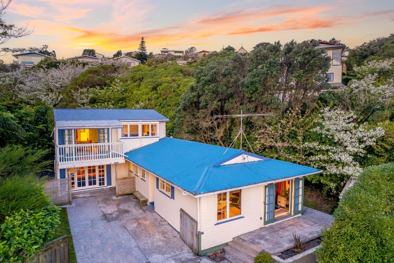 9 Aspen Grove, Maungaraki, Lower Hutt - Carousel 1