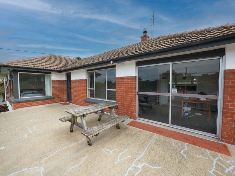 7 Waldron Crescent, Green Island, Dunedin - Carousel 1