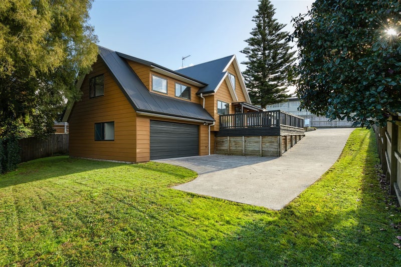 8 Surrey Lane, Glenview, Hamilton - Carousel 1