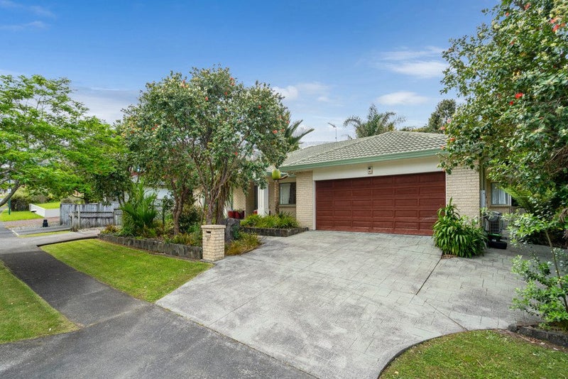 27 Hogarth Rise, West Harbour, Auckland - Carousel 1