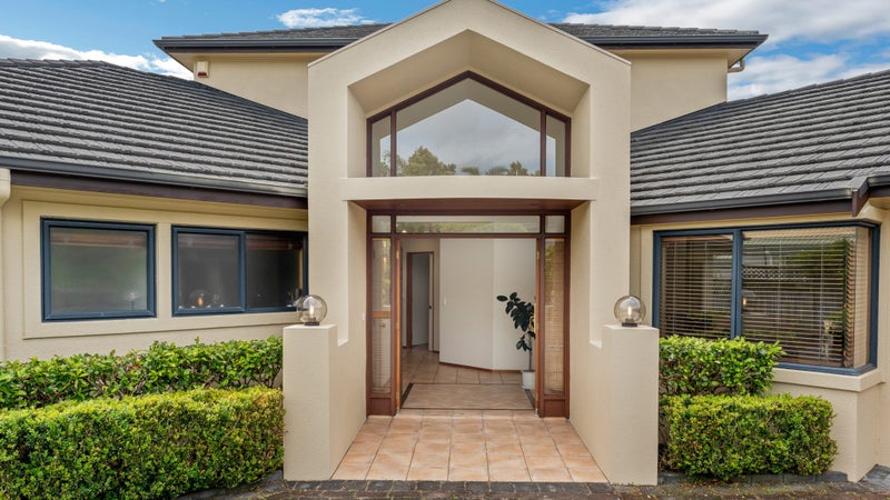 66 Manor Park, Sunnyhills, Auckland - Carousel 1