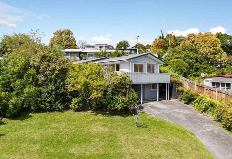 28 Nor'East Drive, Northcross, Auckland - Carousel 1
