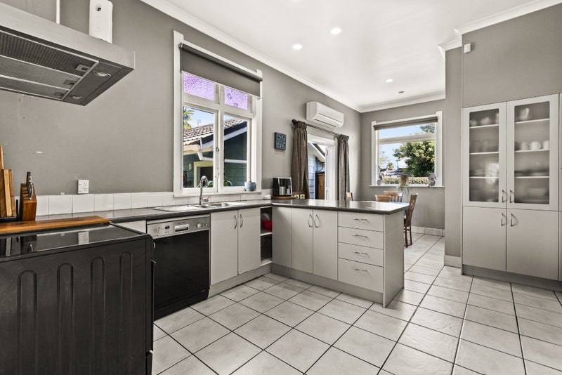 115 Charlotte Crescent, Mayfair, Hastings - Carousel 1