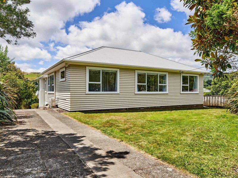 13 Kereru Bend, Tawa, Wellington - Carousel 1