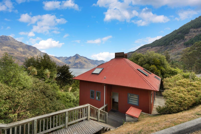 10 McKerrow Place, Sunshine Bay, Queenstown - Carousel 1