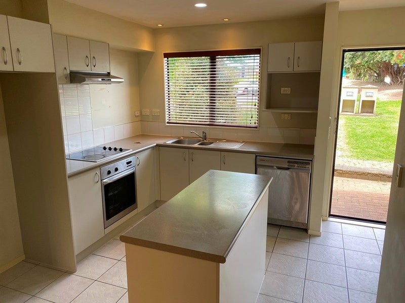 39 Spalding Rise, Golflands, Auckland - Carousel 2