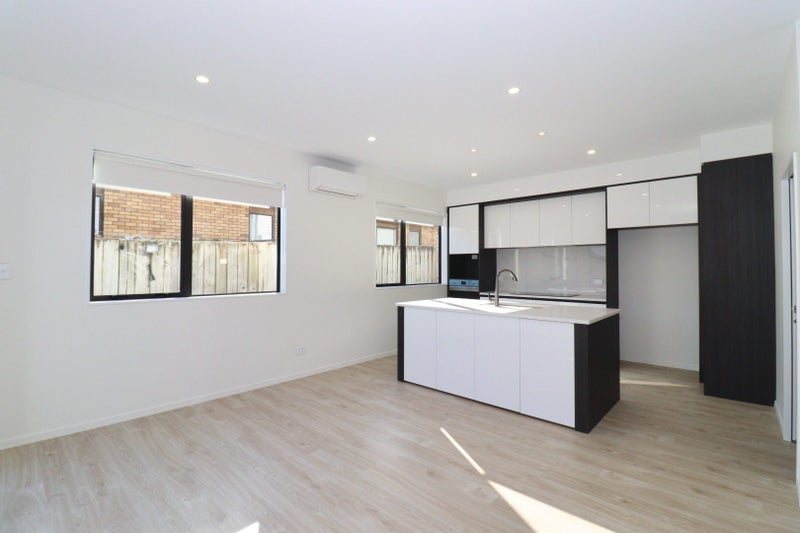 8 Britannia Place, Half Moon Bay, Auckland - Carousel 2