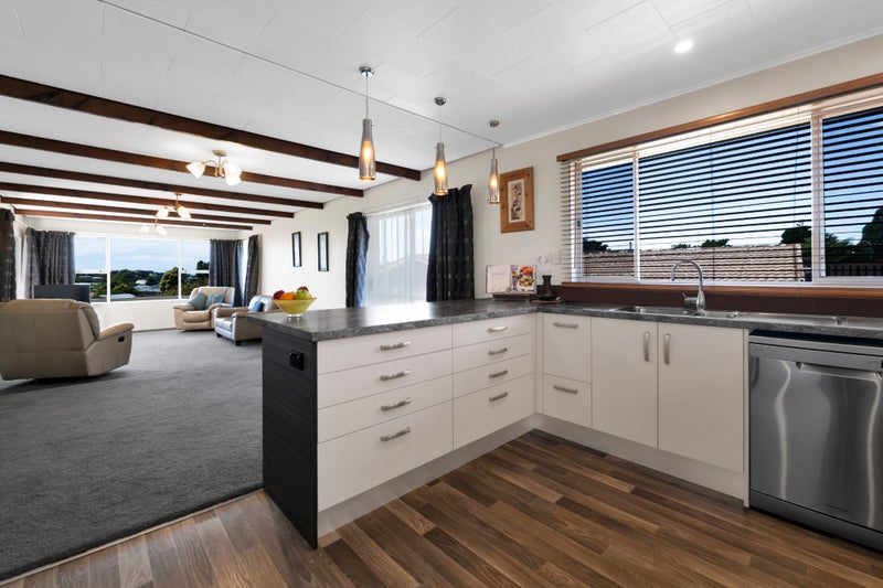 9 Saint Ives Grove, Whalers Gate, New Plymouth - Carousel 2