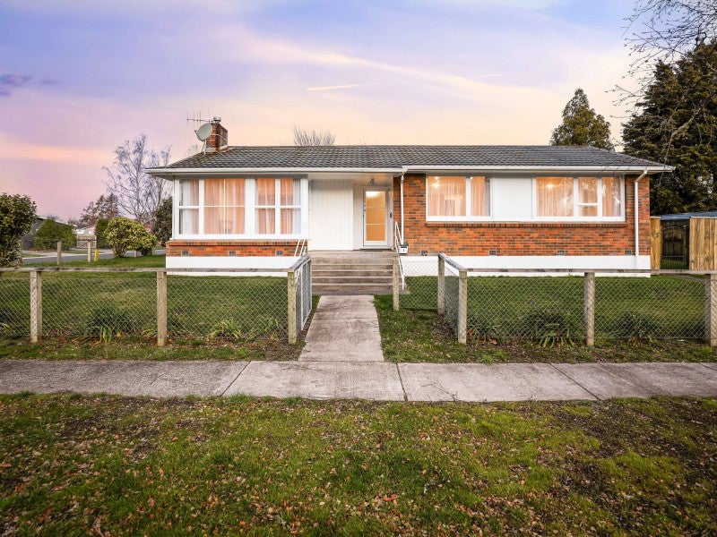1 Te Wharekaihua Grove, Turangi - Carousel 1