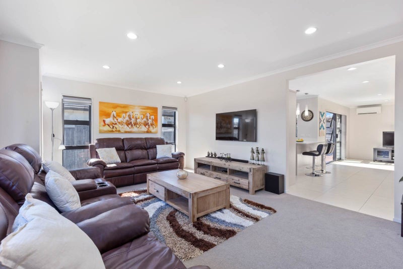 60 Turnberry Drive, Wattle Downs, Auckland - Carousel 2