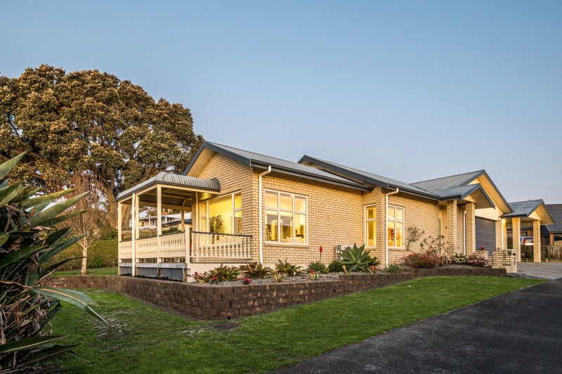 8 Fallsbrook Lane, Mangere Bridge, Auckland - Carousel 1