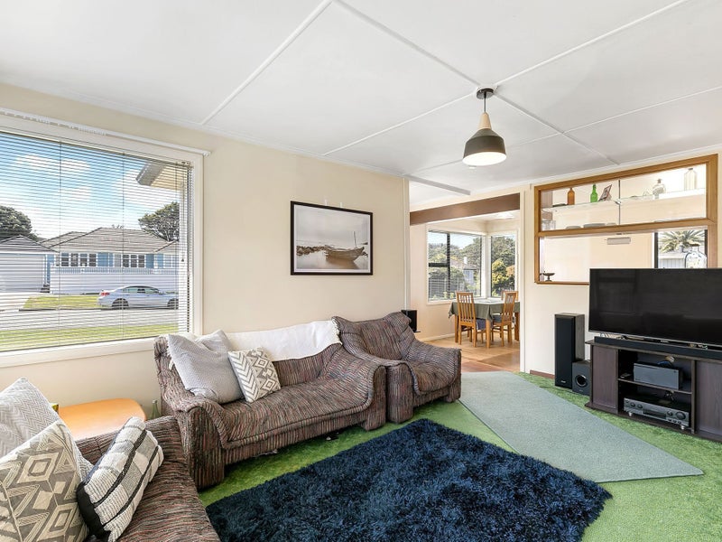 14 Mana Avenue, Titahi Bay, Porirua - Carousel 2