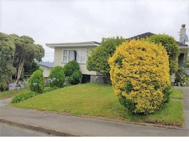 27 Bellringer Crescent, Newlands, Wellington - Carousel 2