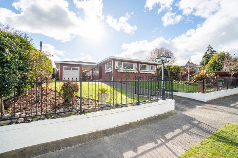 4 Wikiriwhi Crescent, Awapuni, Palmerston North - Carousel 1