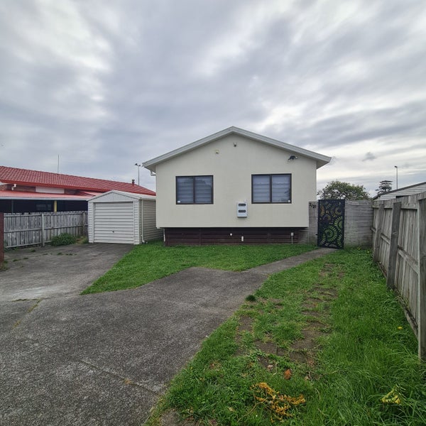 1/21 Southview Place, Wattle Downs, Auckland - Carousel 1