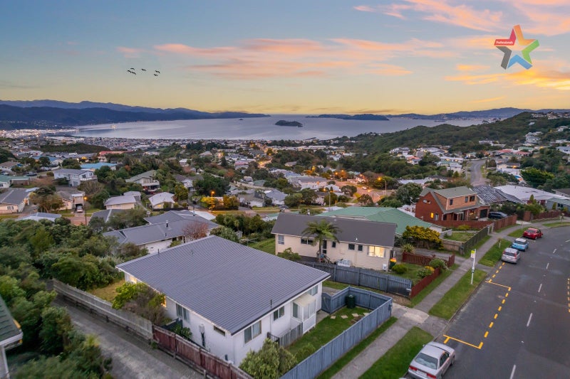 2/21 OAKLEIGH ST, Maungaraki, Lower Hutt - Carousel 1