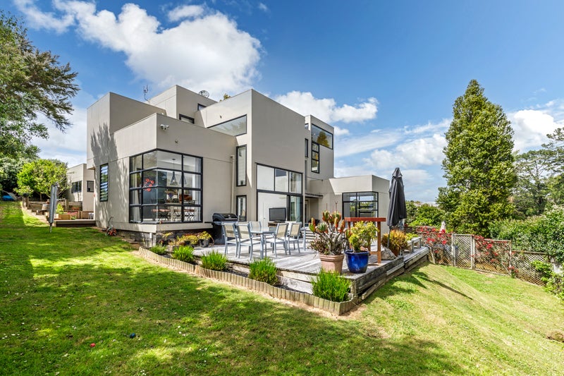 31 Waipuia Place, Greenhithe, Auckland - Carousel 1