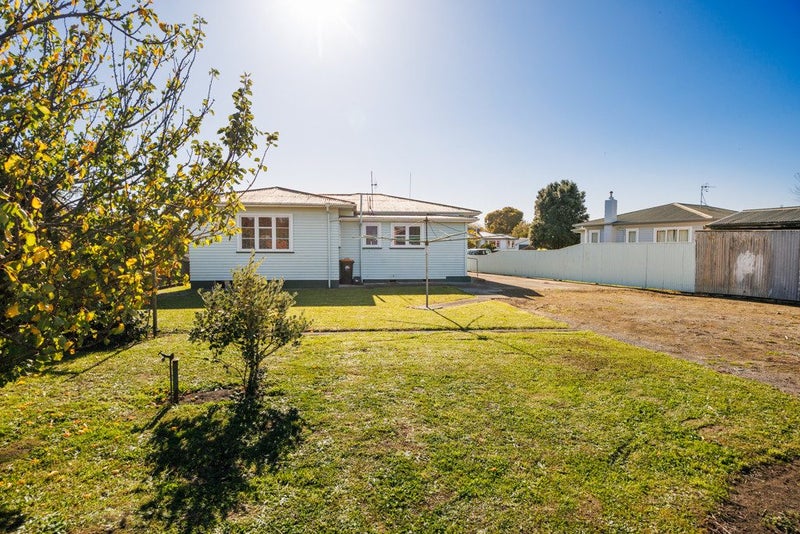 14 Belvedere Crescent, Takaro, Palmerston North - Carousel 1
