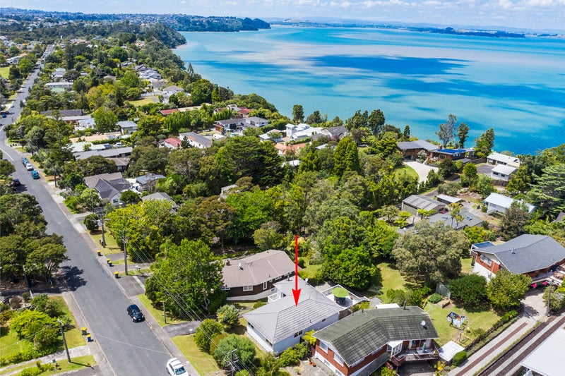 136 Cliff View Drive, Green Bay, Auckland - Carousel 1