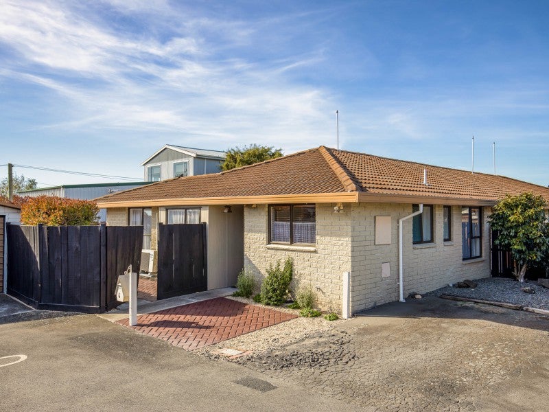6 Flaxwood Lane, Waltham, Christchurch - Carousel 1