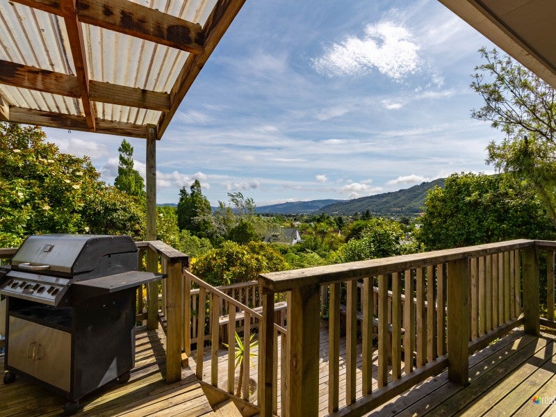 32 Vista Crescent, Maoribank, Upper Hutt - Carousel 1