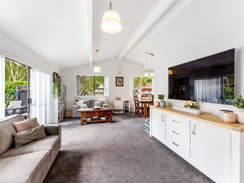 141 California Drive, Totara Park, Upper Hutt - Carousel 1