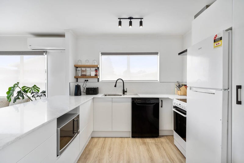 2/2 Hatherley Place, Clendon Park, Auckland - Carousel 2