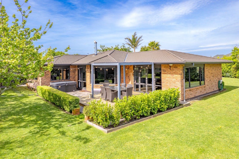11 Cotswolds Close, Otamatea, Whanganui - Carousel 1