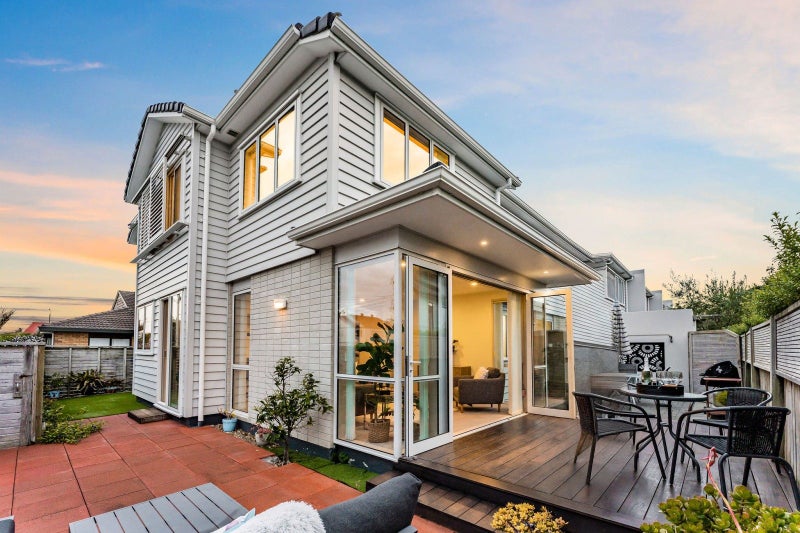 28A INVERNESS RD, Browns Bay, Auckland - Carousel 1