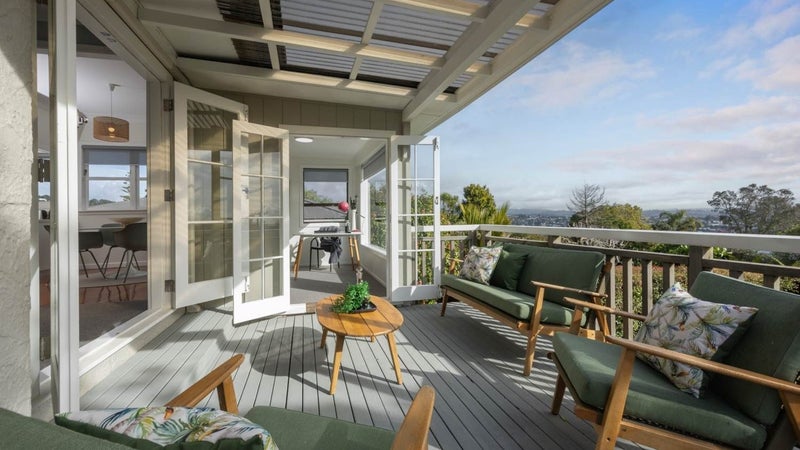 2A Deane Avenue, Titirangi, Auckland - Carousel 1